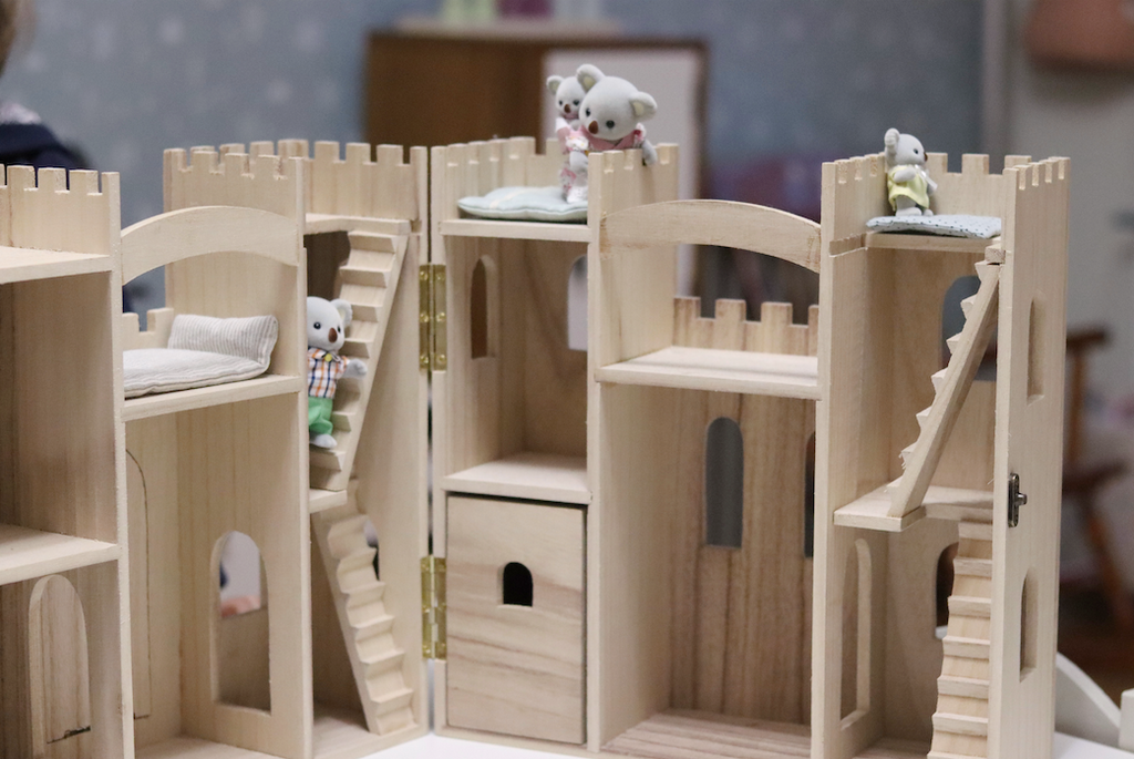 Palace Wooden Dollhouse1